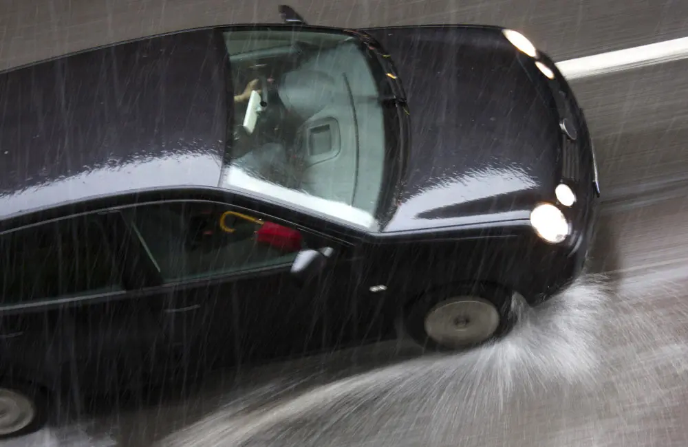 ฝนตกหนัก ถนนลื่น รถส่าย ซื้อประกันรถยนต์ออนไลน์ ที่ไหนดี