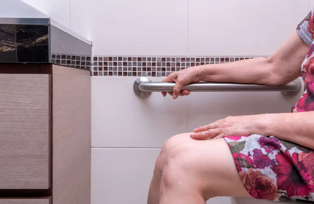 ทำไมผู้สูงอายุถึงลื่นล้มในห้องน้ำ อันตรายจากการลื่นล้มในห้องน้ำ