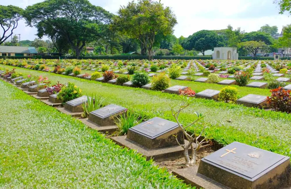 ขับเที่ยวใกล้กรุงเทพ มีธรรมชาติ กาญจนบุรี สุสานทหารพันธมิตรดอนรัก