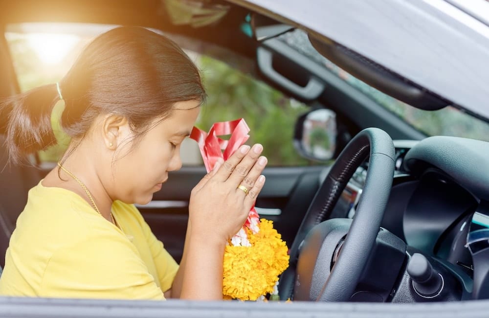 .คาถาออกรถใหม่ ไหว้แม่ย่านางรถ เพื่อความเป็นสิริมงคล.