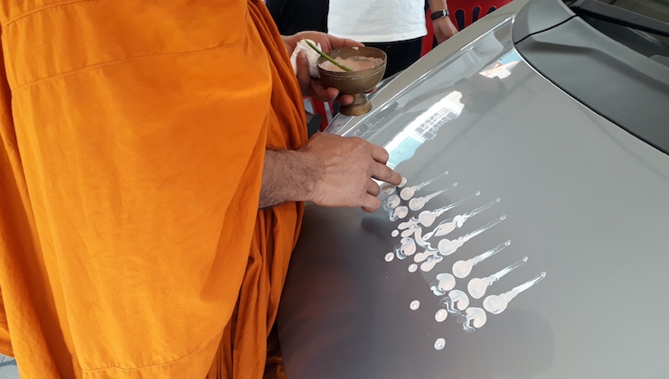 รวมคาถาออกรถใหม่ อยากเจิมรถวัดไหนดี วัดไหนขลัง!